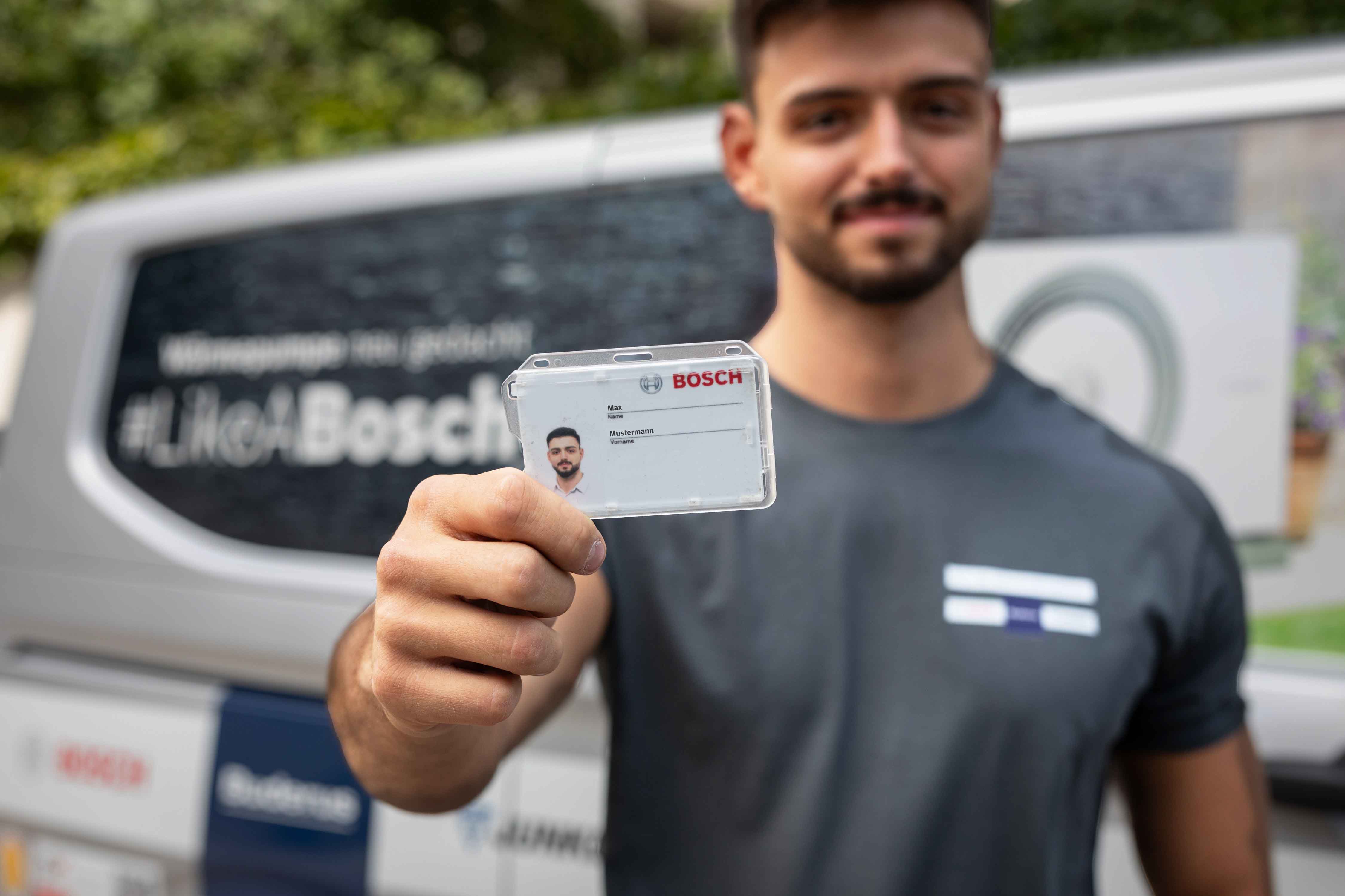 Bild zu In letzter Zeit häufen sich Betrugsfälle im Zusammenhang mit Reparaturdiensten. Dem Bosch, Buderus und Junkers Werkskundendienst liegt Ihre Sicherheit am Herzen. Auf unserer Webseite haben wir hilfreiche Tipps für Sie zusammengestellt, damit Sie unsere Techniker und Technikerinnen erkennen und sich effektiv vor Betrügern schützen.