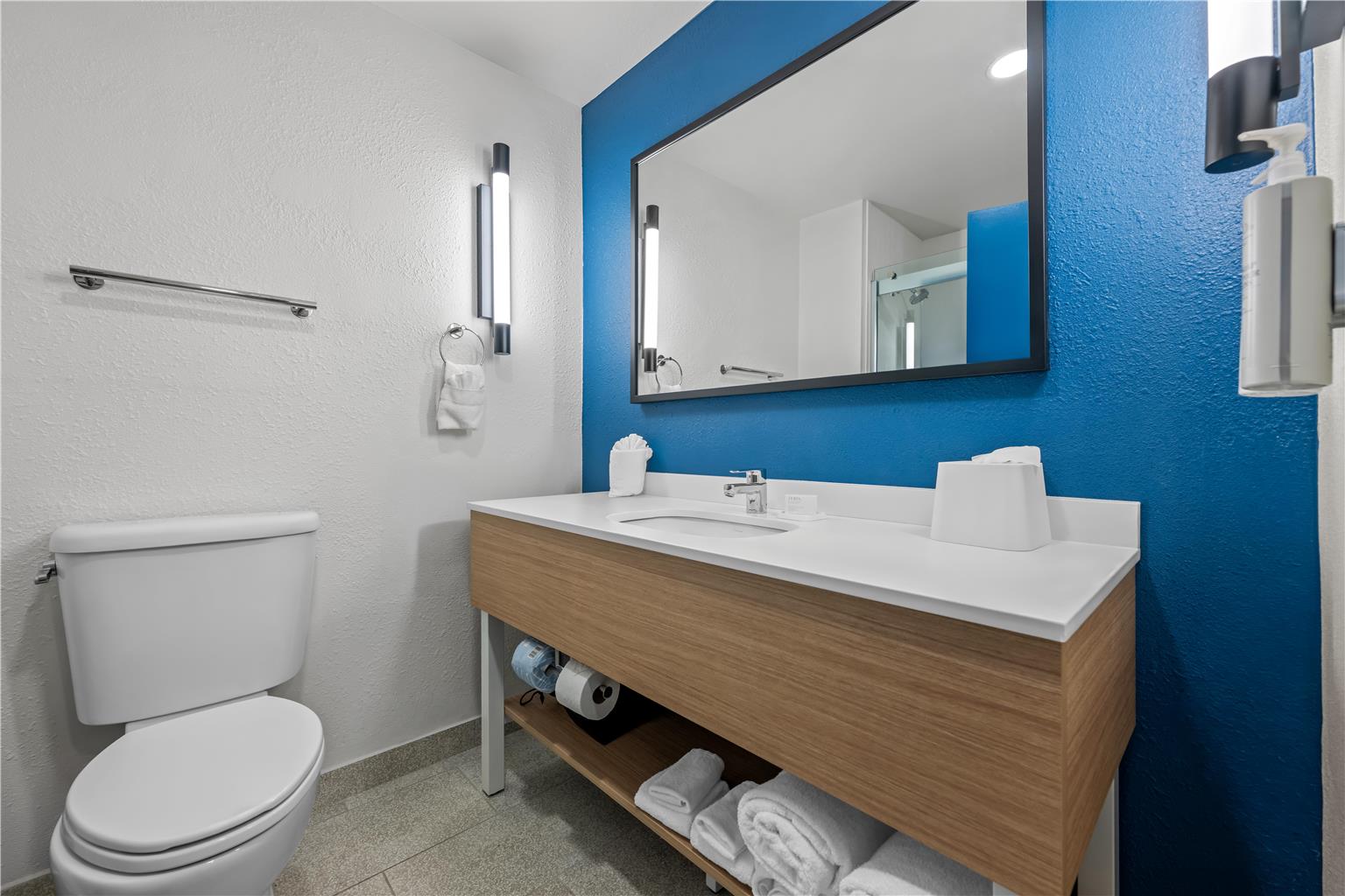 Guest room bath