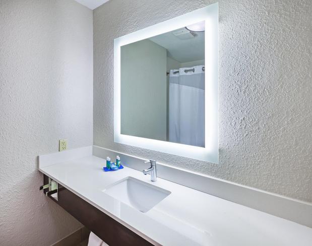 Images Holiday Inn Express & Suites Houston - Memorial Park Area by IHG