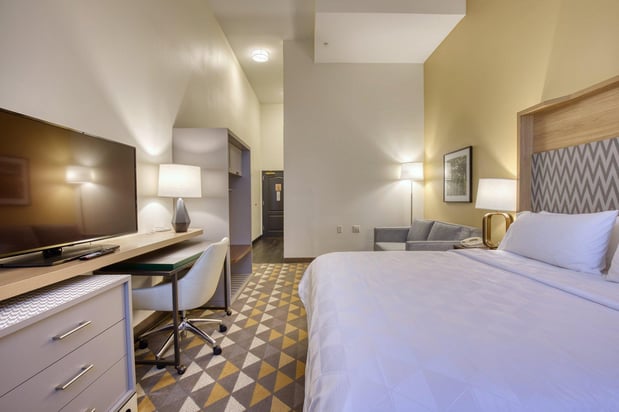 Images Holiday Inn & Suites Madison West - Middleton by IHG