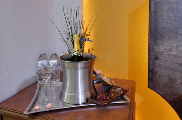 Images Romantic Inn & Suites