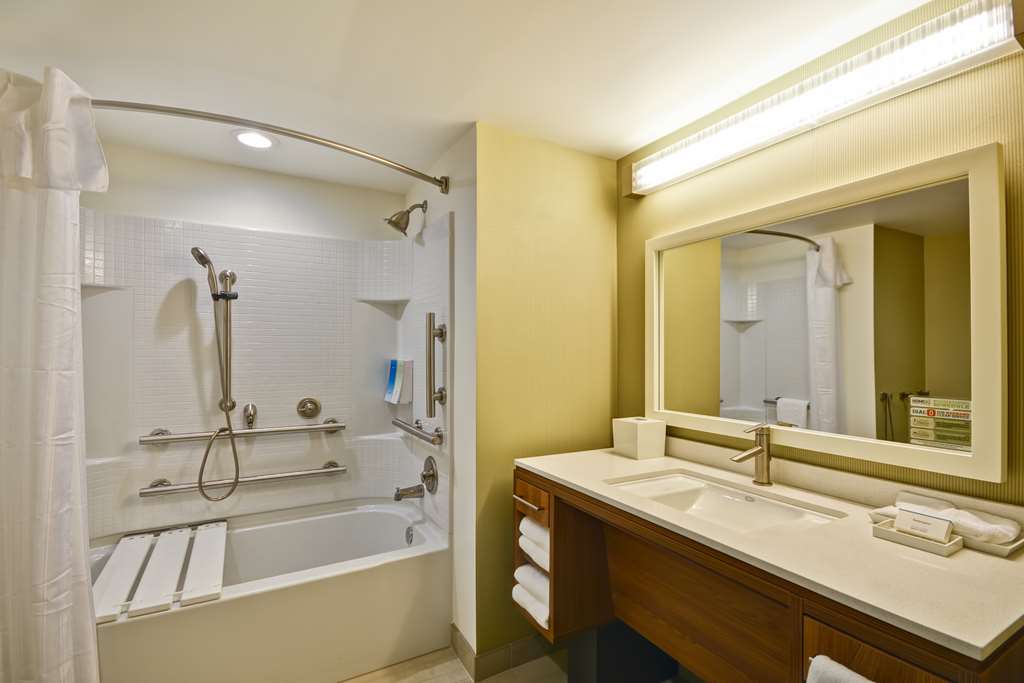 Guest room bath