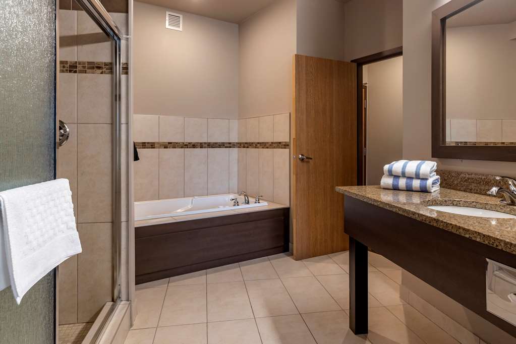Guest Room Bath Best Western Plus Bridgewater Hotel & Convention Centre Bridgewater (902)530-0101