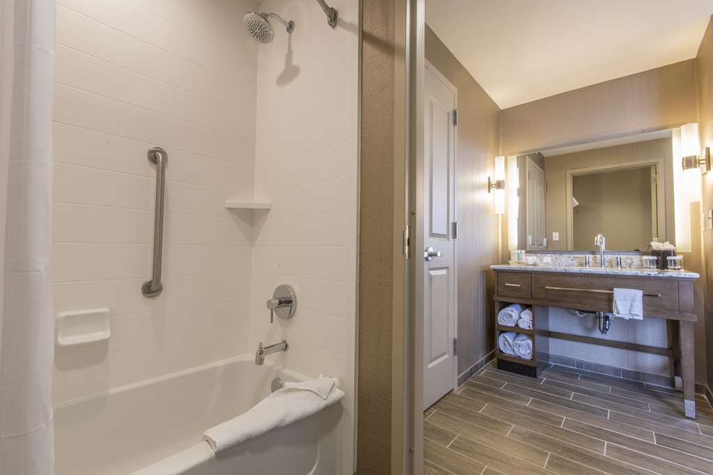 Guest room bath