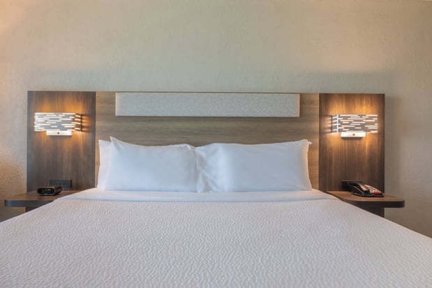 Images Holiday Inn Express & Suites Kansas City Airport by IHG