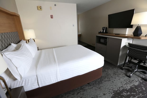 Images Holiday Inn & Suites Chicago North Shore (Skokie) by IHG