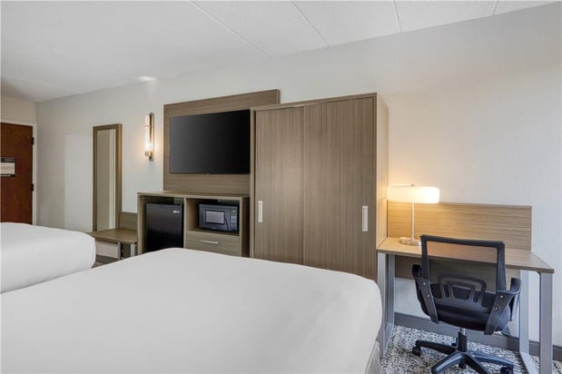 Images SureStay Plus by Best Western Chicago Lombard