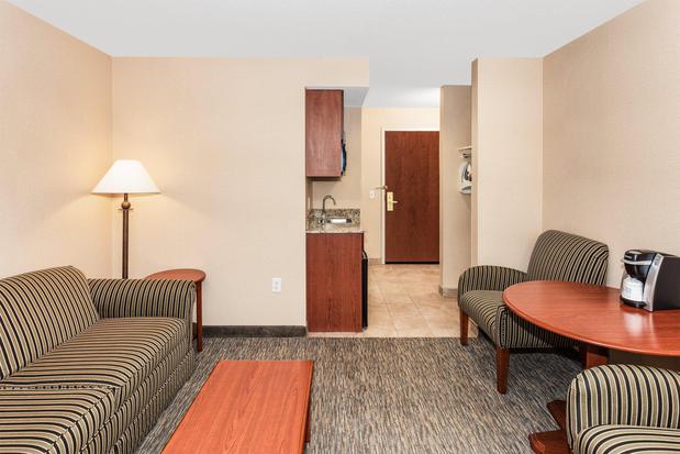 Images Holiday Inn Express & Suites Hampton South-Seabrook, an IHG Hotel