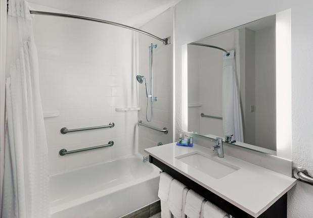 Images Holiday Inn Express & Suites Houston - Memorial Park Area by IHG