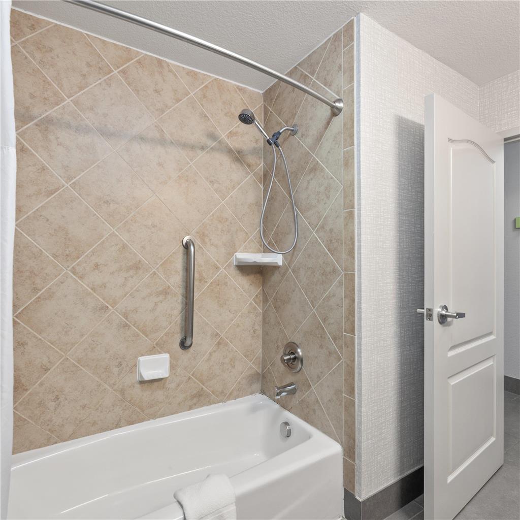 Guest room bath 