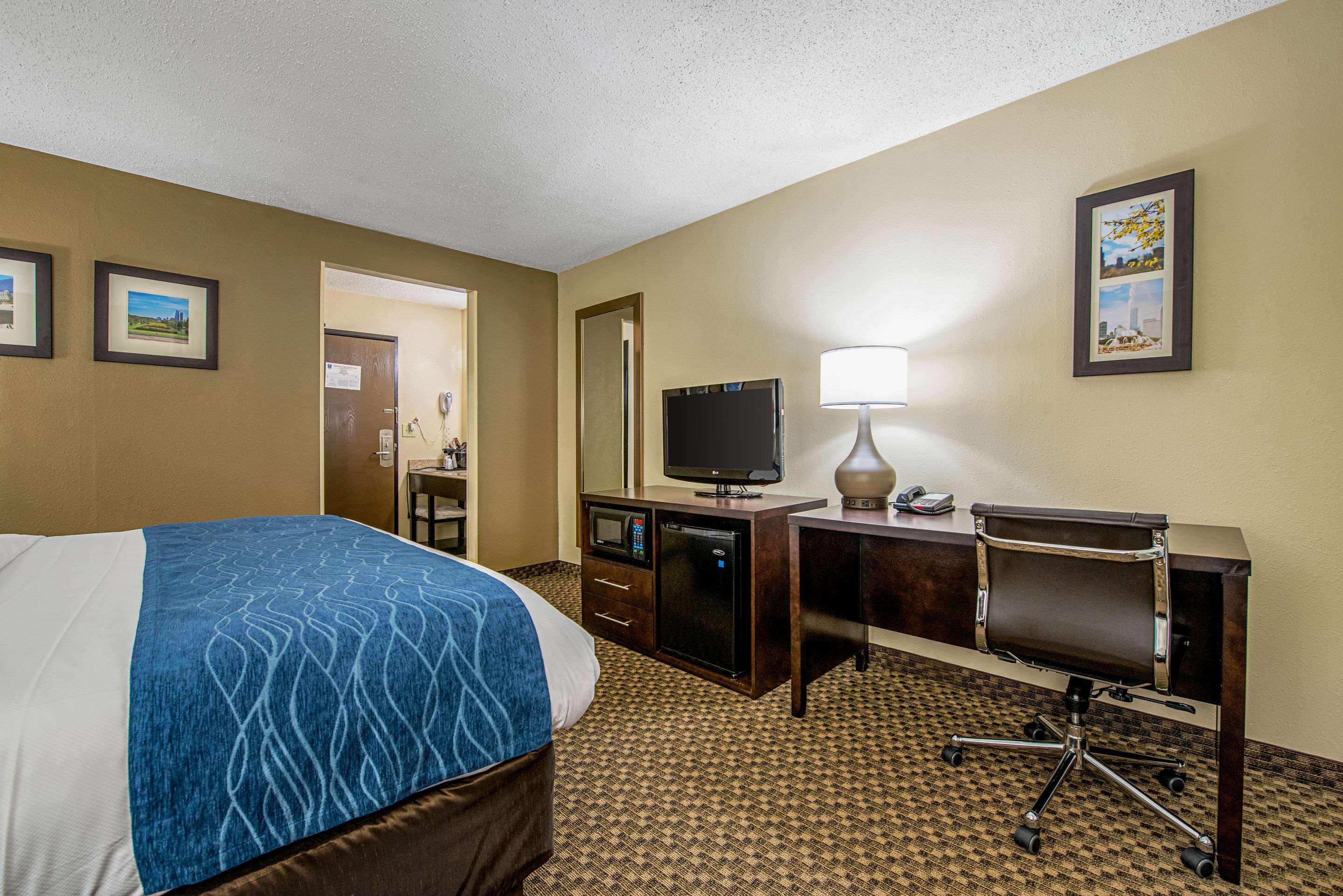Guest room with king bed(s)