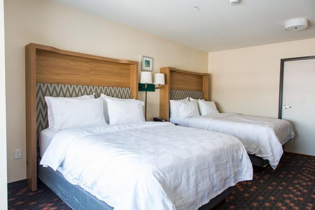 Images Holiday Inn & Suites Mount Pleasant, an IHG Hotel