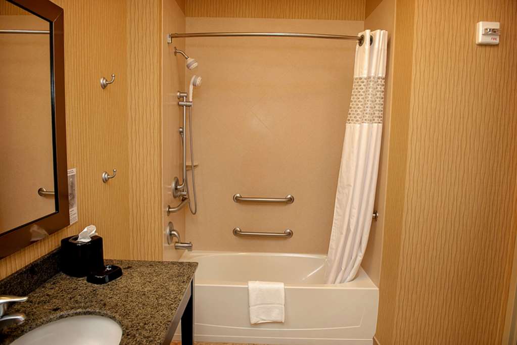 Guest room bath