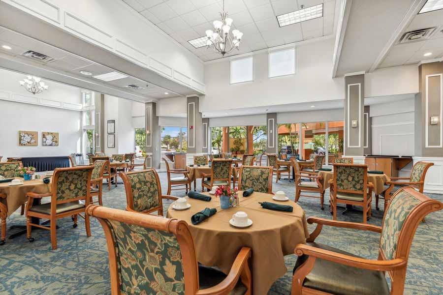 The Palms of Fort Myers community dining room