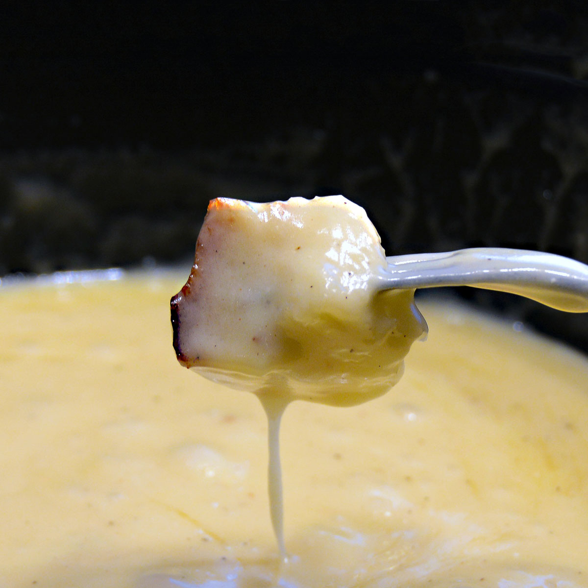 Guggitals beliebtes Käsefondue mit wunderbarem Blick auf Stadt und See