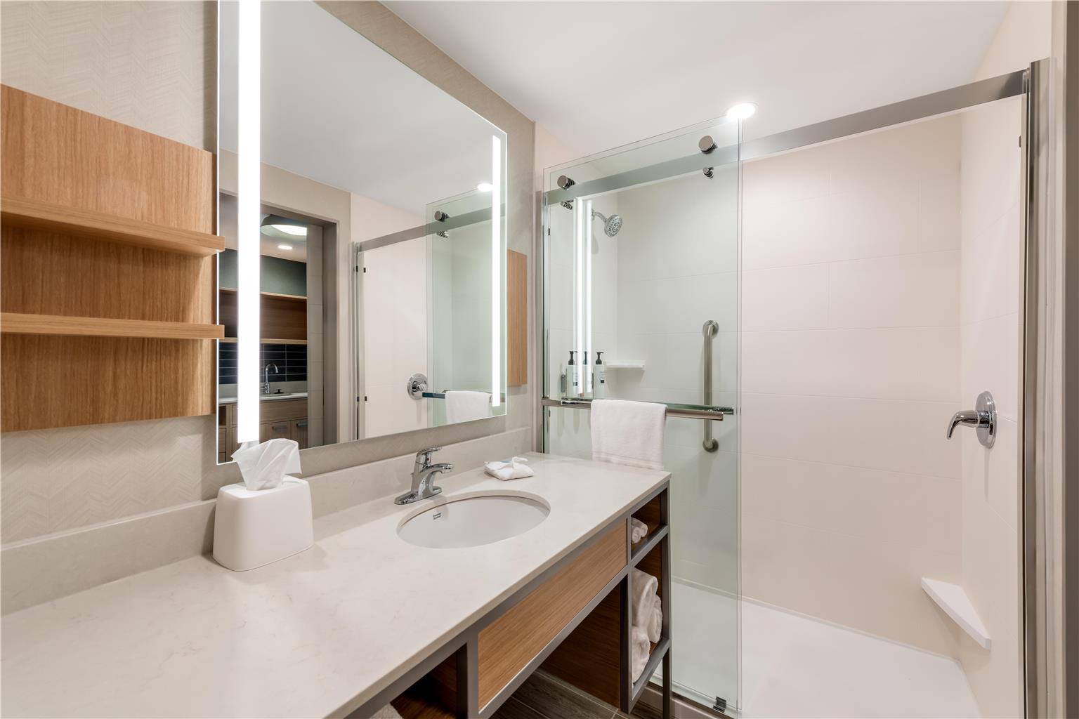 Guest room bath