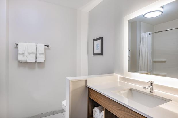 Images Holiday Inn Express & Suites Lincoln Downtown by IHG