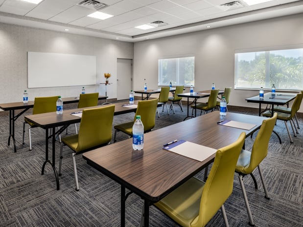 Images Holiday Inn Express & Suites St. Petersburg - Madeira Beach by IHG
