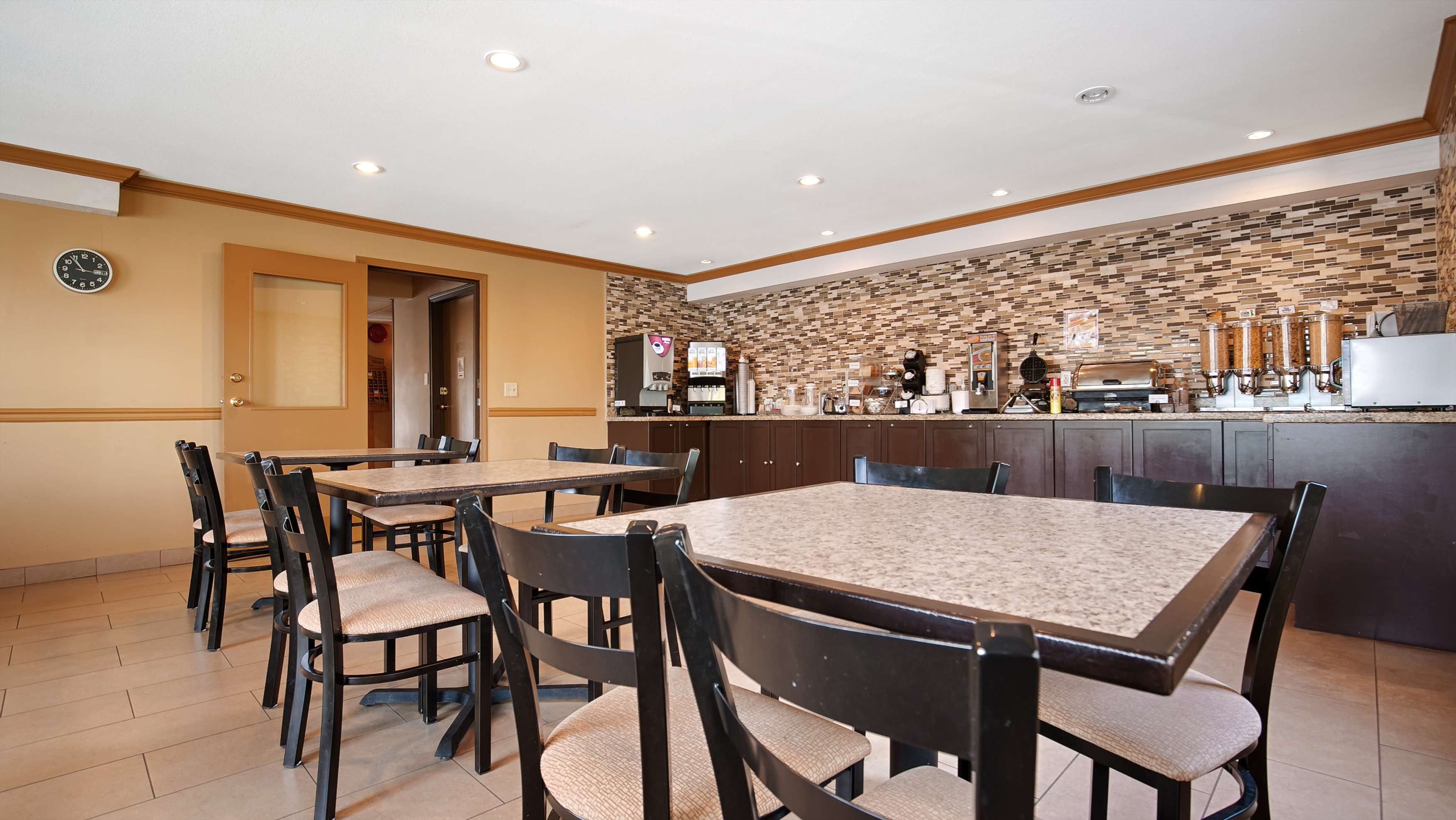 Breakfast Area Best Western Maple Ridge Hotel Maple Ridge (604)467-1511