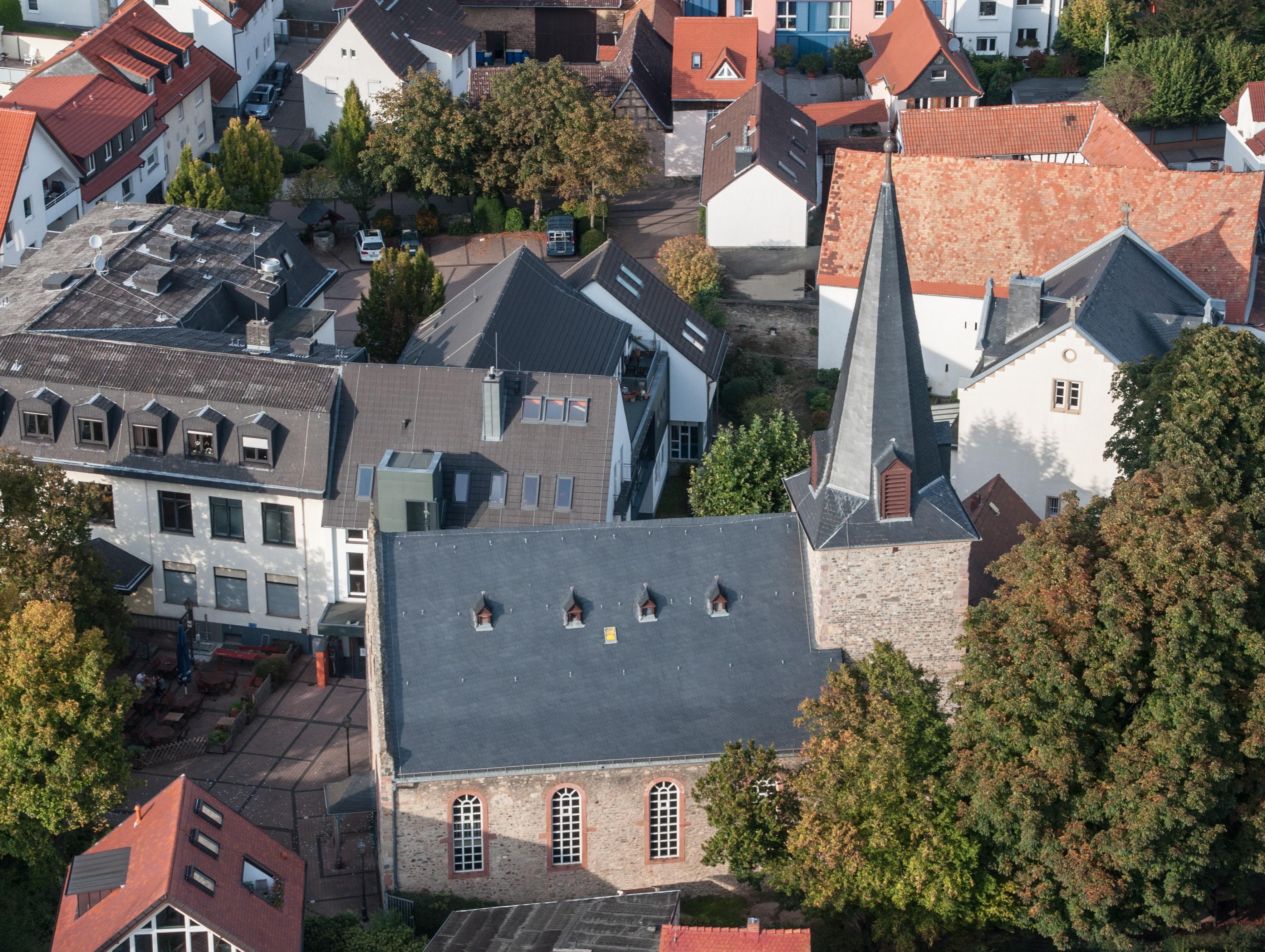 Evangelische Kirche Sulzbach im Taunus von oben.