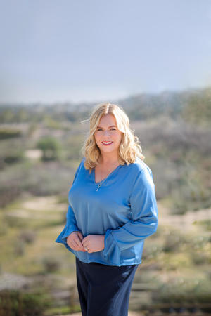 Images Holly Thompson, REALTOR | RE/MAX of Santa Clarita
