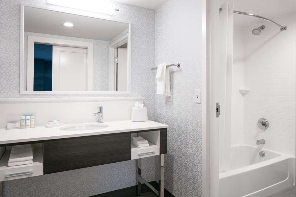 Guest room bath