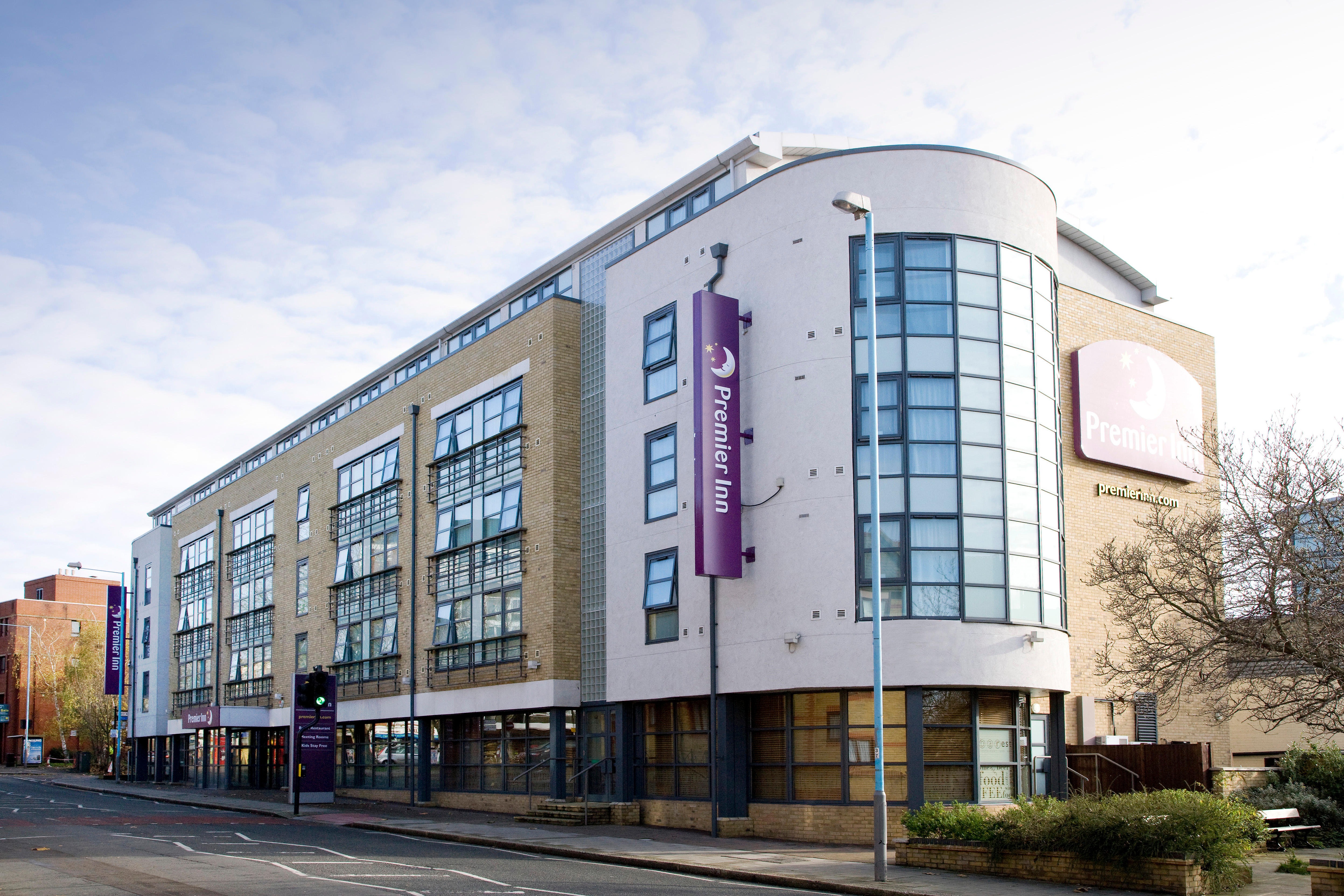 London Kew Bridge Premier Inn London Kew Bridge hotel Brentford 03333 211271