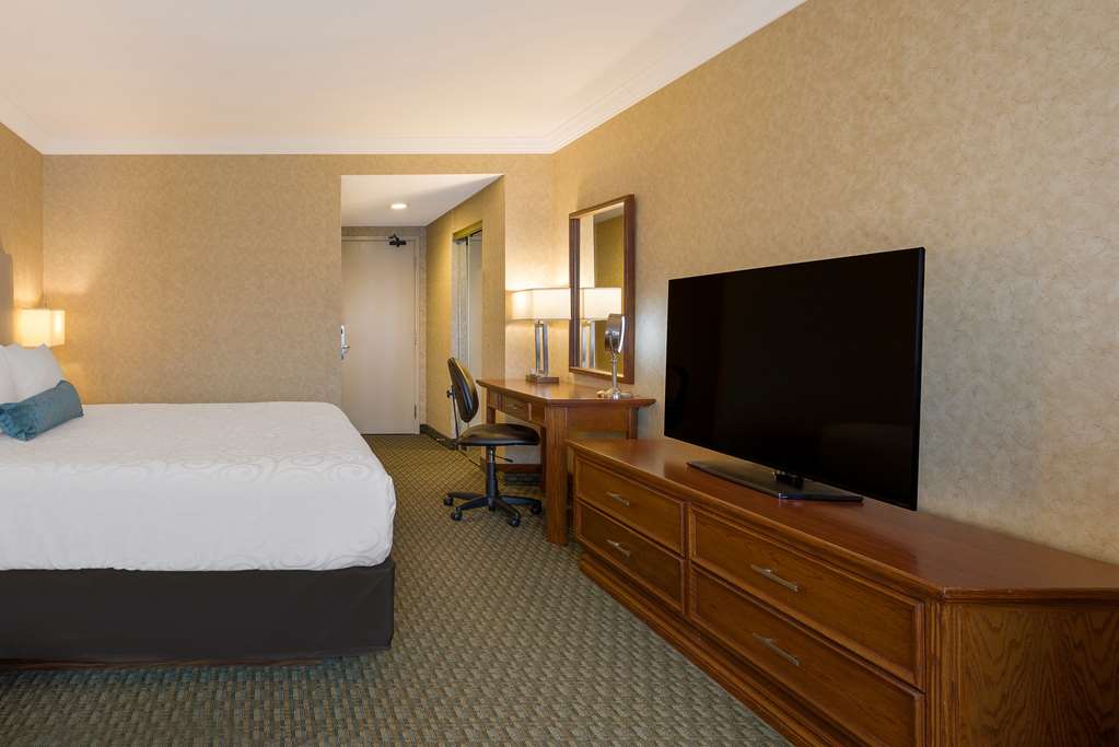 Best Western Voyageur Place Hotel in Newmarket: King Room with pull-out sofa bed in hotel tower