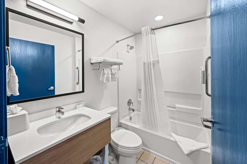 Guest room bath
