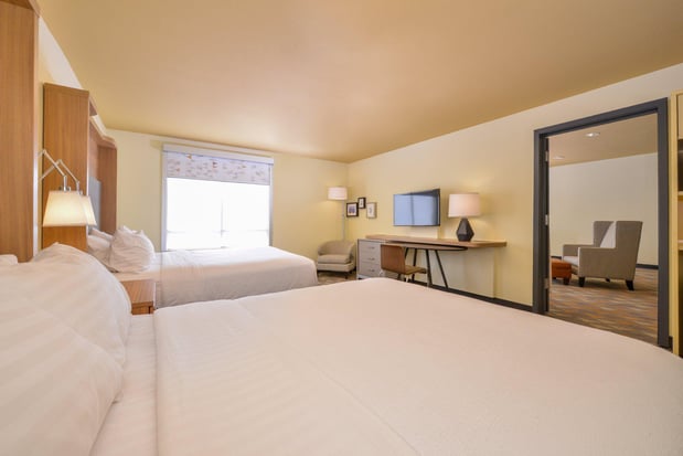 Images Holiday Inn Kansas City Airport by IHG