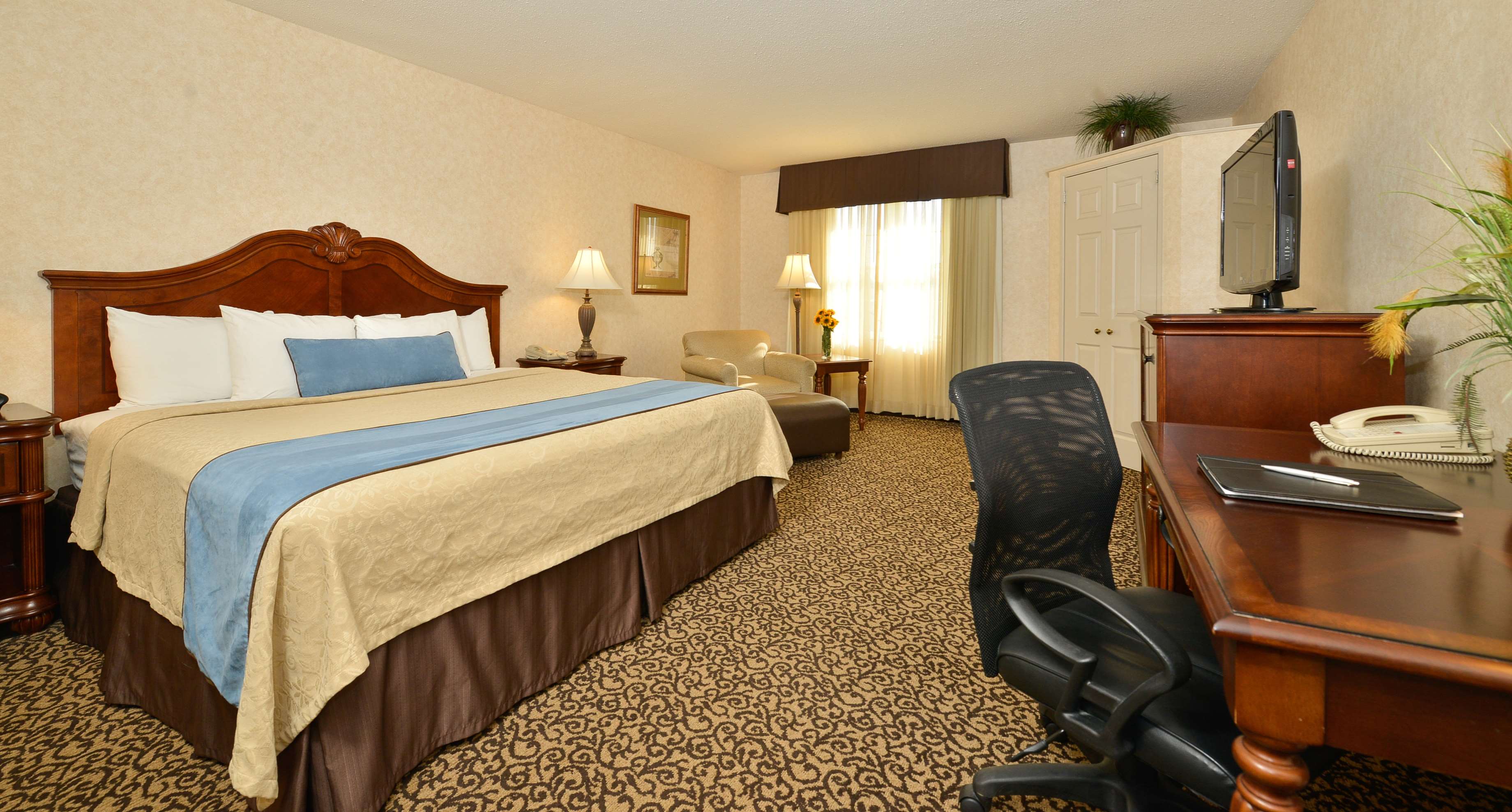 Best Western Plus Steeplegate Inn in Davenport, IA (Hotels & Motels