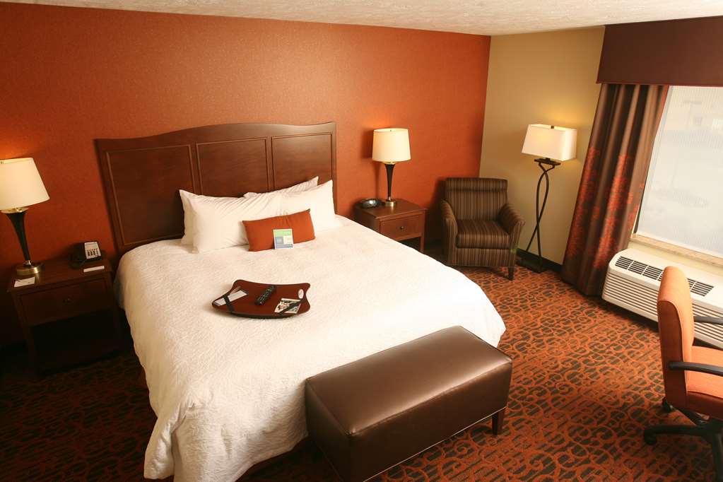 Guest room Hampton Inn & Suites Fargo Medical Center Fargo (701)356-8070