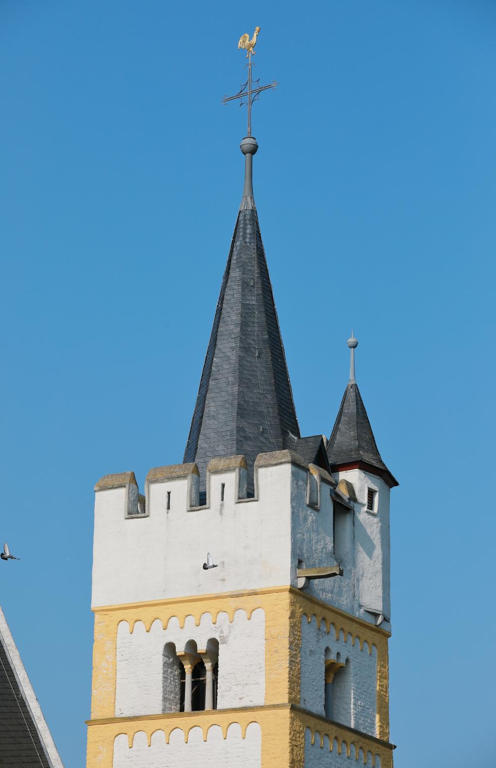 Romanischer Kirchturm (1103) mit spätgotischem dreischiffigen Kirchengebäude (1400-1462)