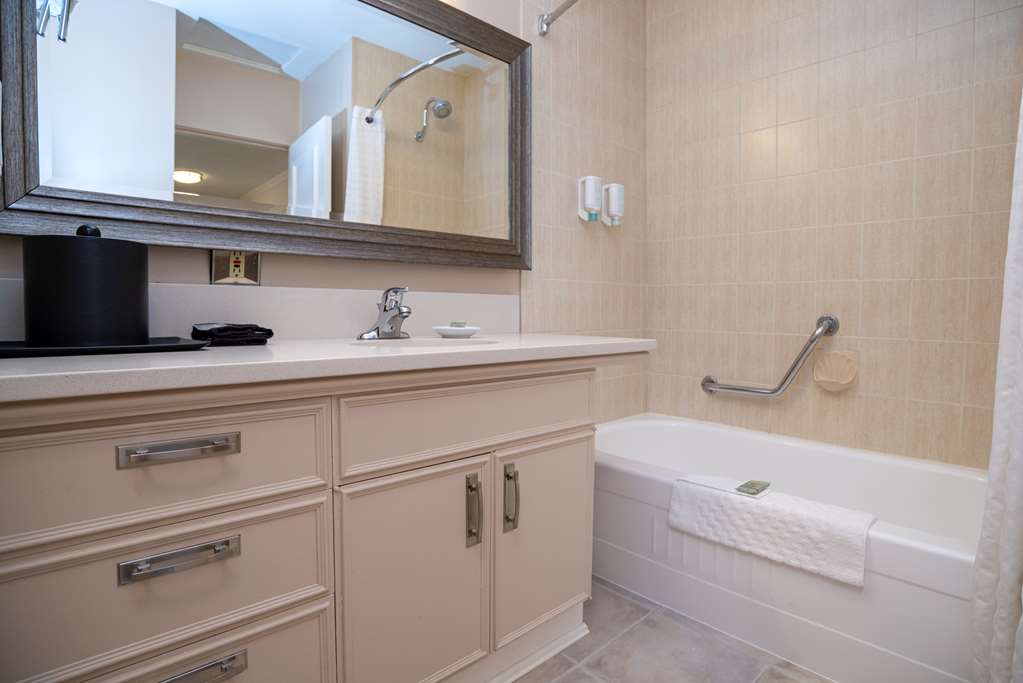 Best Western Dorchester Hotel in Nanaimo: 1 King Boardroom Suite Premiere Bathroom