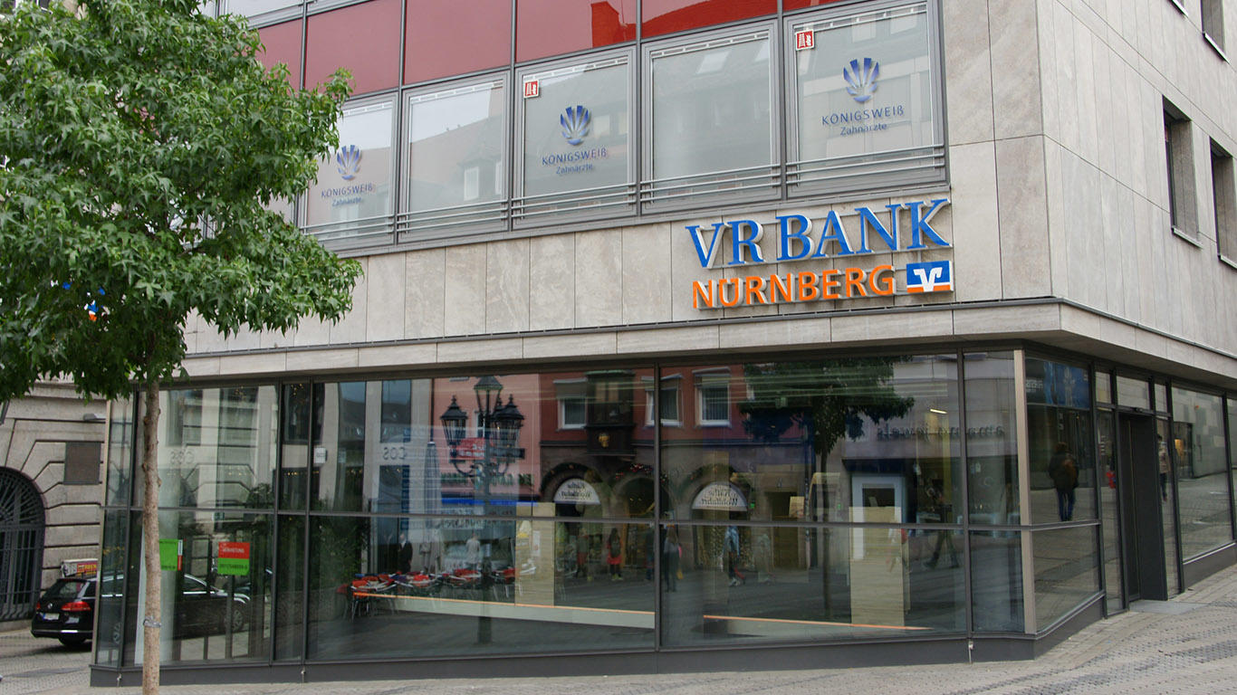 Außenansicht der VR Bank Nürnberg in der Königstraße.