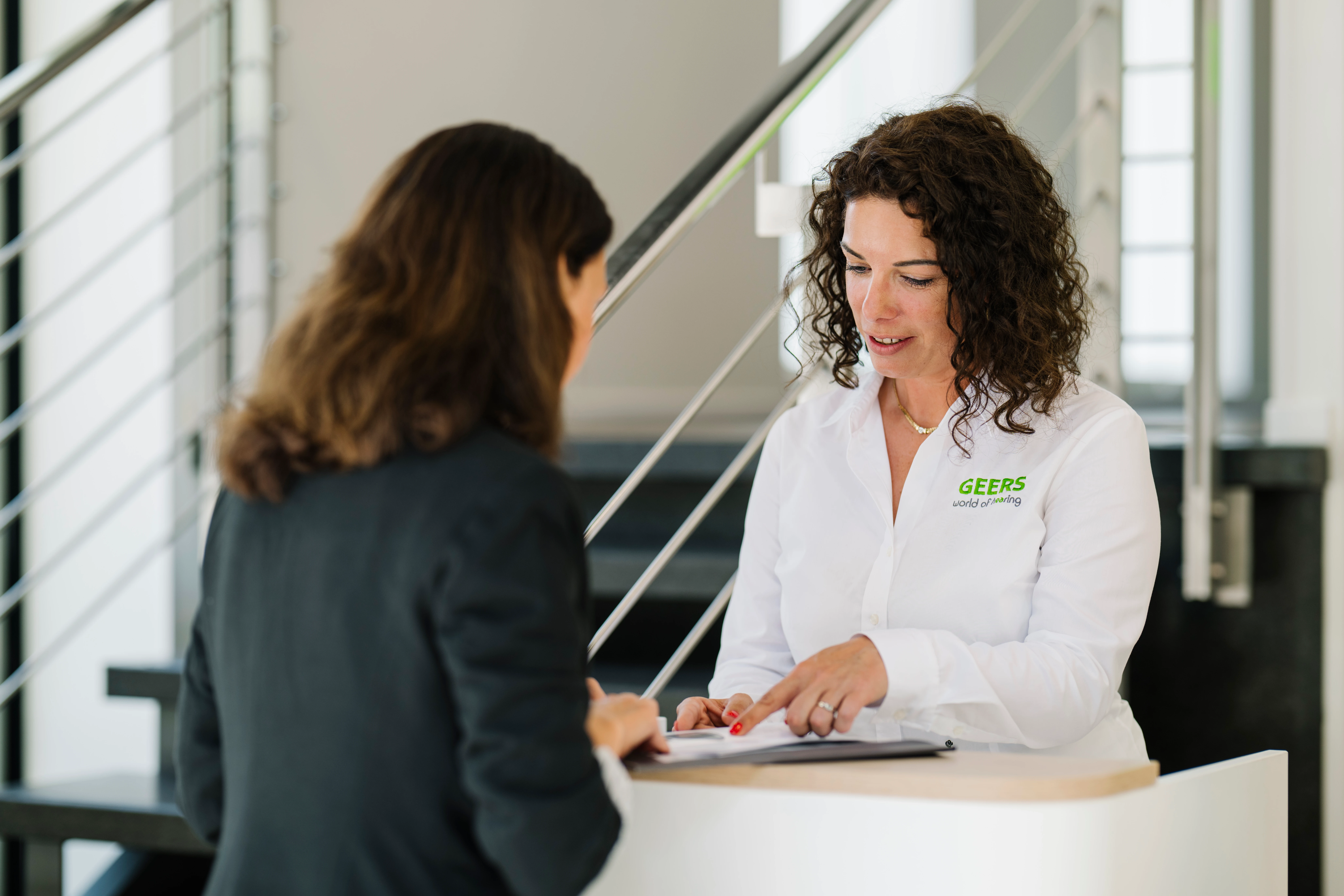 Beratung am Tresen von GEERS zum Thema Tinnitus