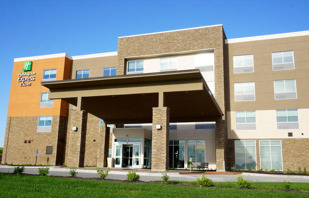 Images Holiday Inn Express & Suites Omaha - Millard Area, an IHG Hotel