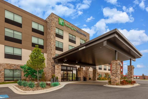 Images Holiday Inn Express & Suites Brunswick - Harpers Ferry Area, an IHG Hotel