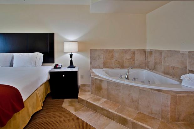 Images Holiday Inn Express & Suites Orlando - International Drive, an IHG Hotel