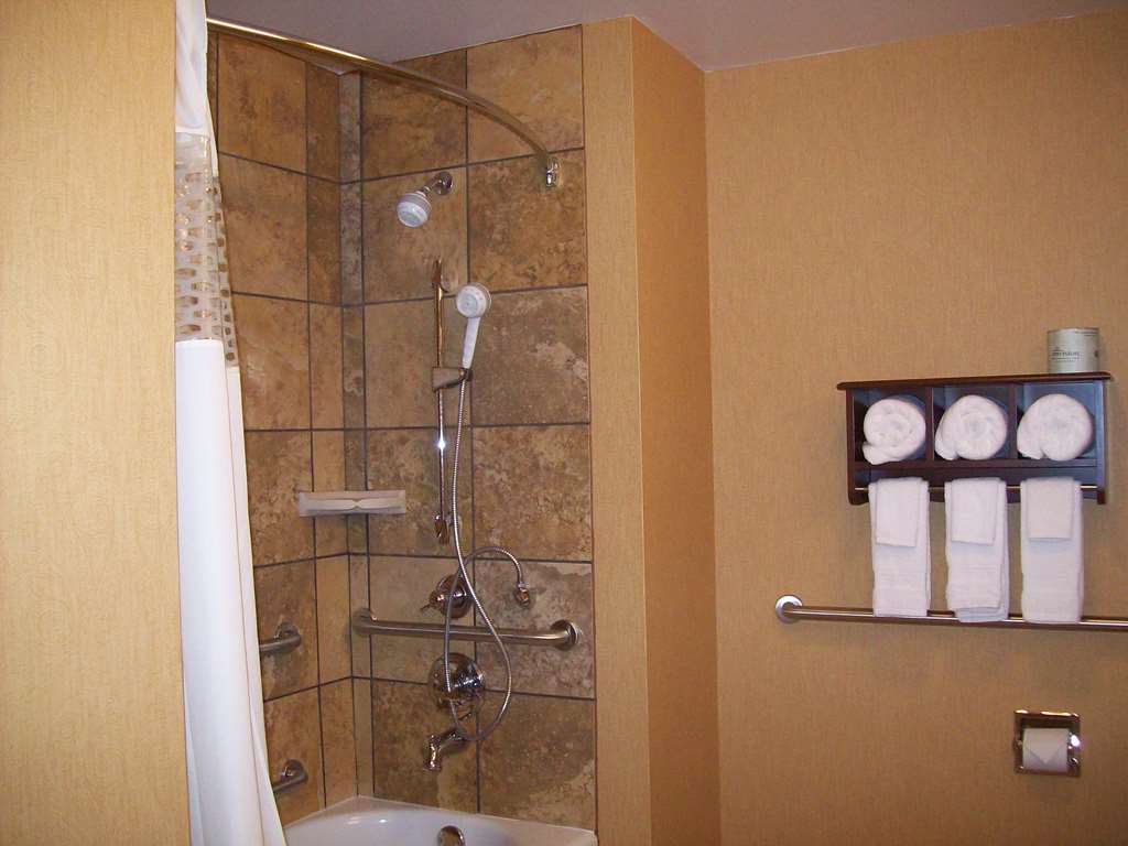 Guest room bath
