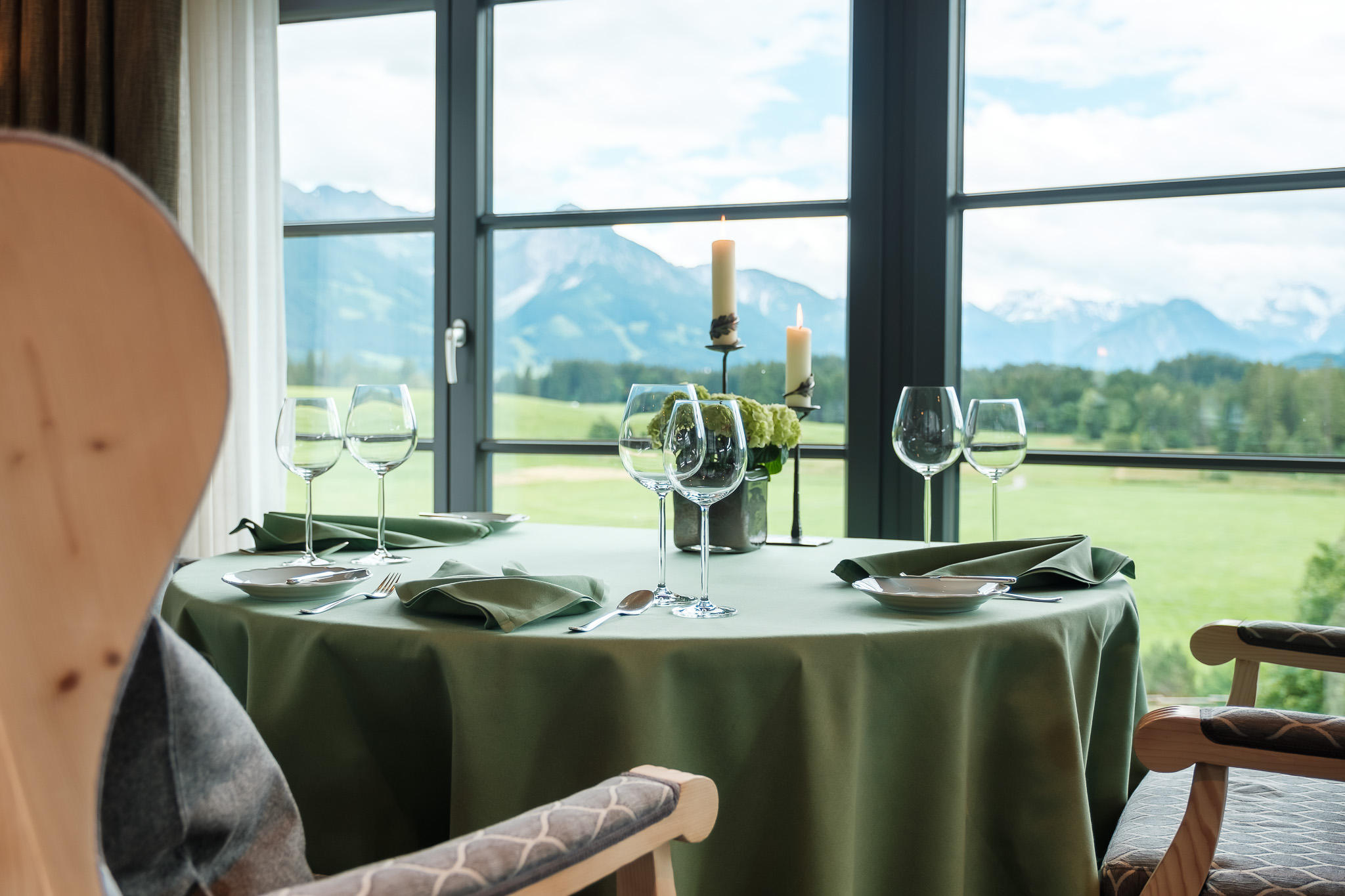 Sitzplätze direkt am Fenster und Ausblick auf die Allgäuer Alpen.