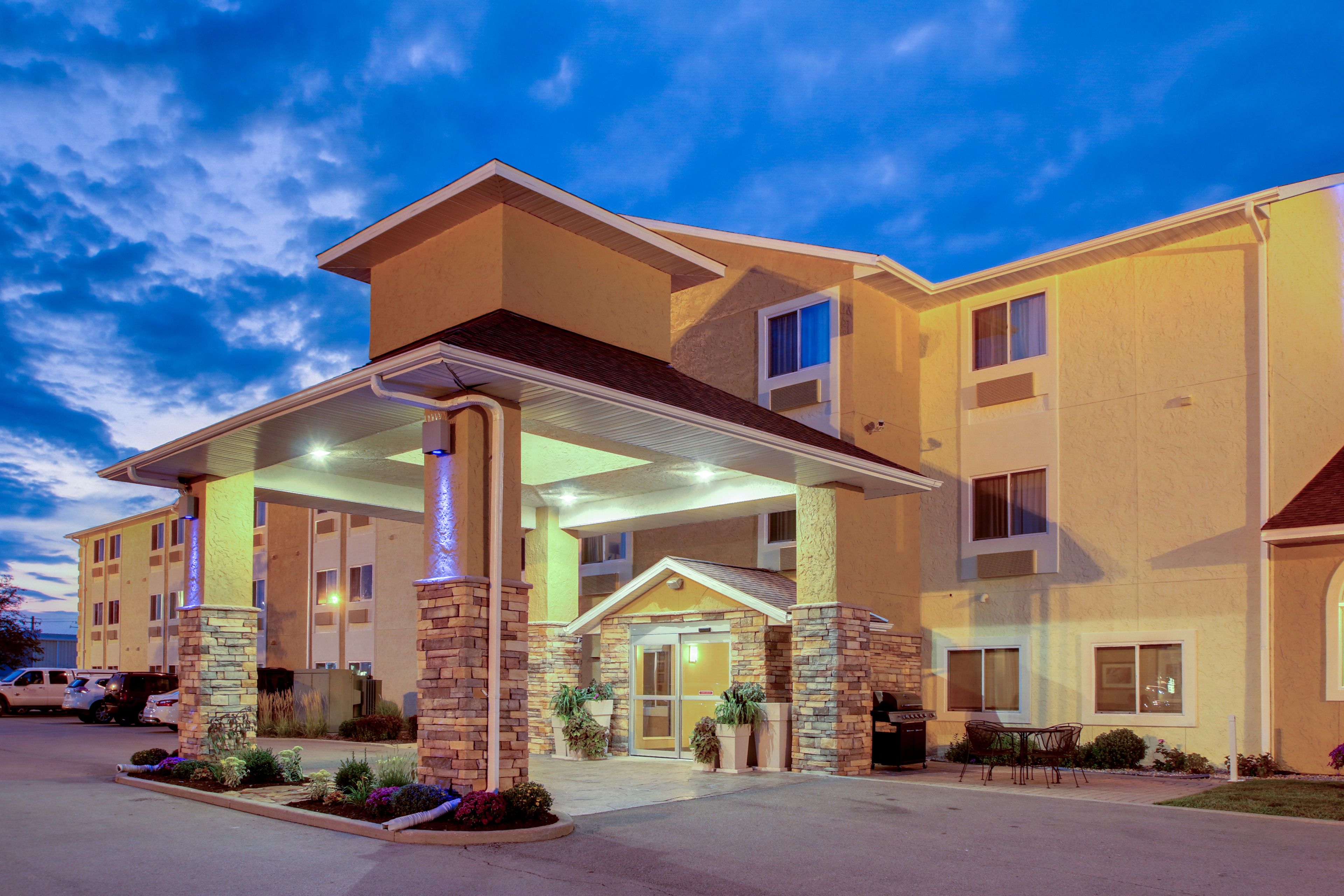 Promo [60 Off] Super 8 Oshkosh Airport United States Hotel Discount