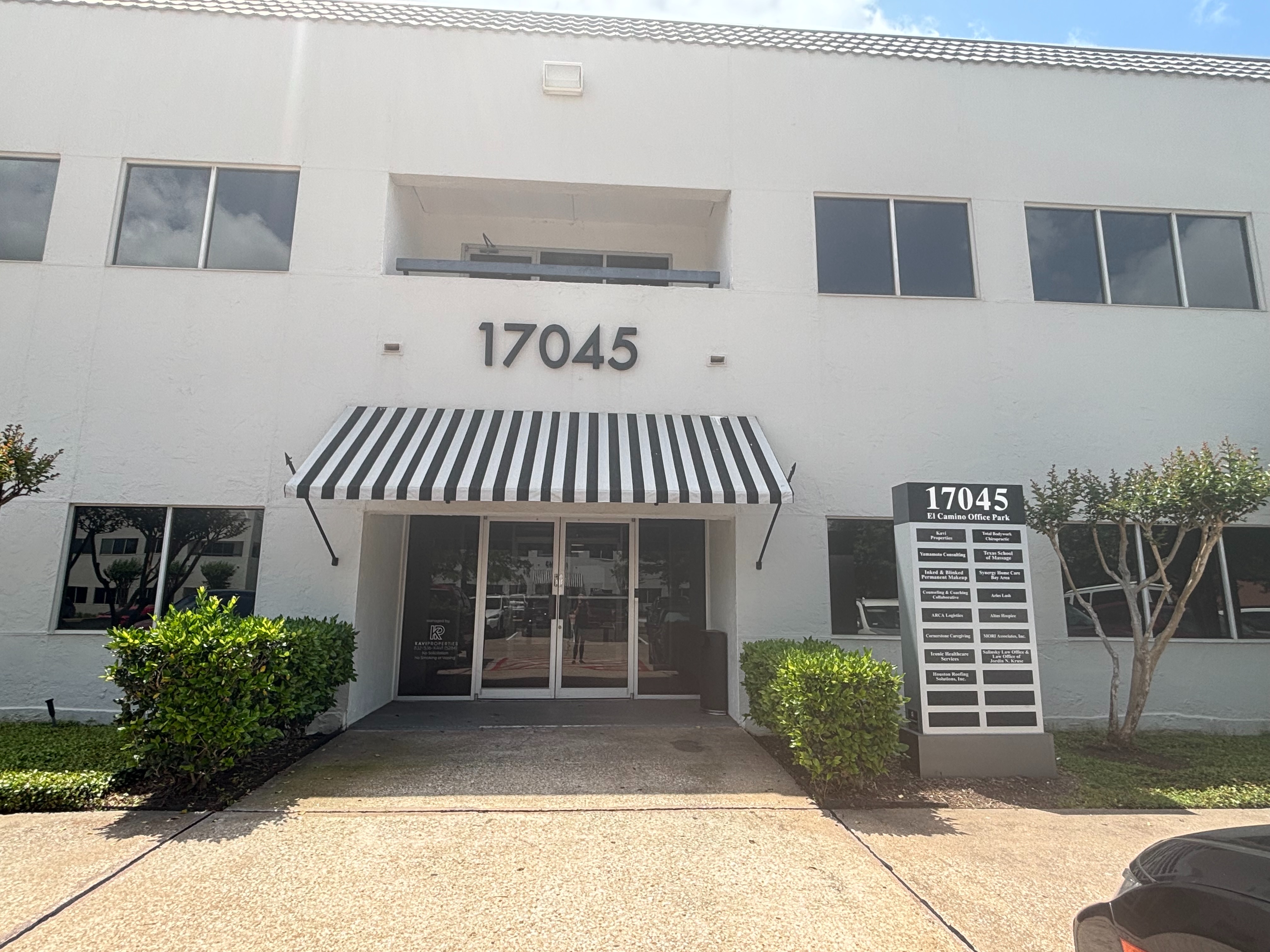 Exterior of the FastFit Clear Lake location