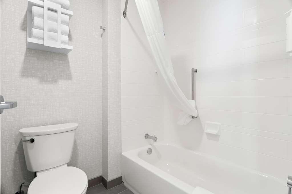 Guest room bath