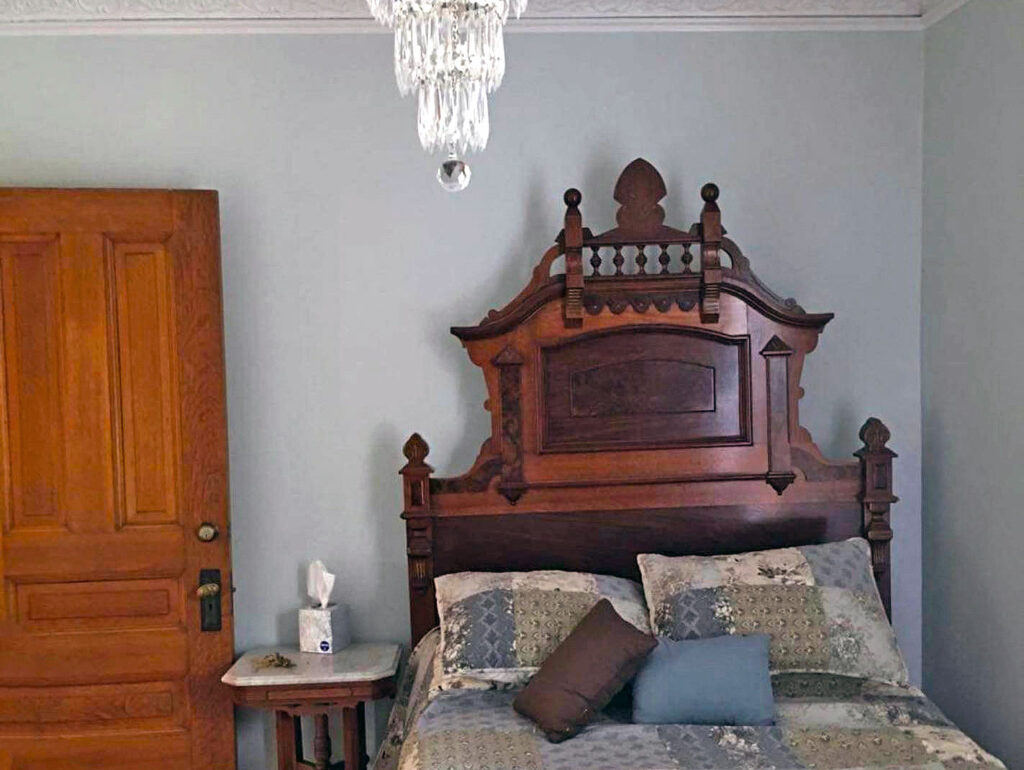 Image 5 | The Chandelier Bed and Breakfast
