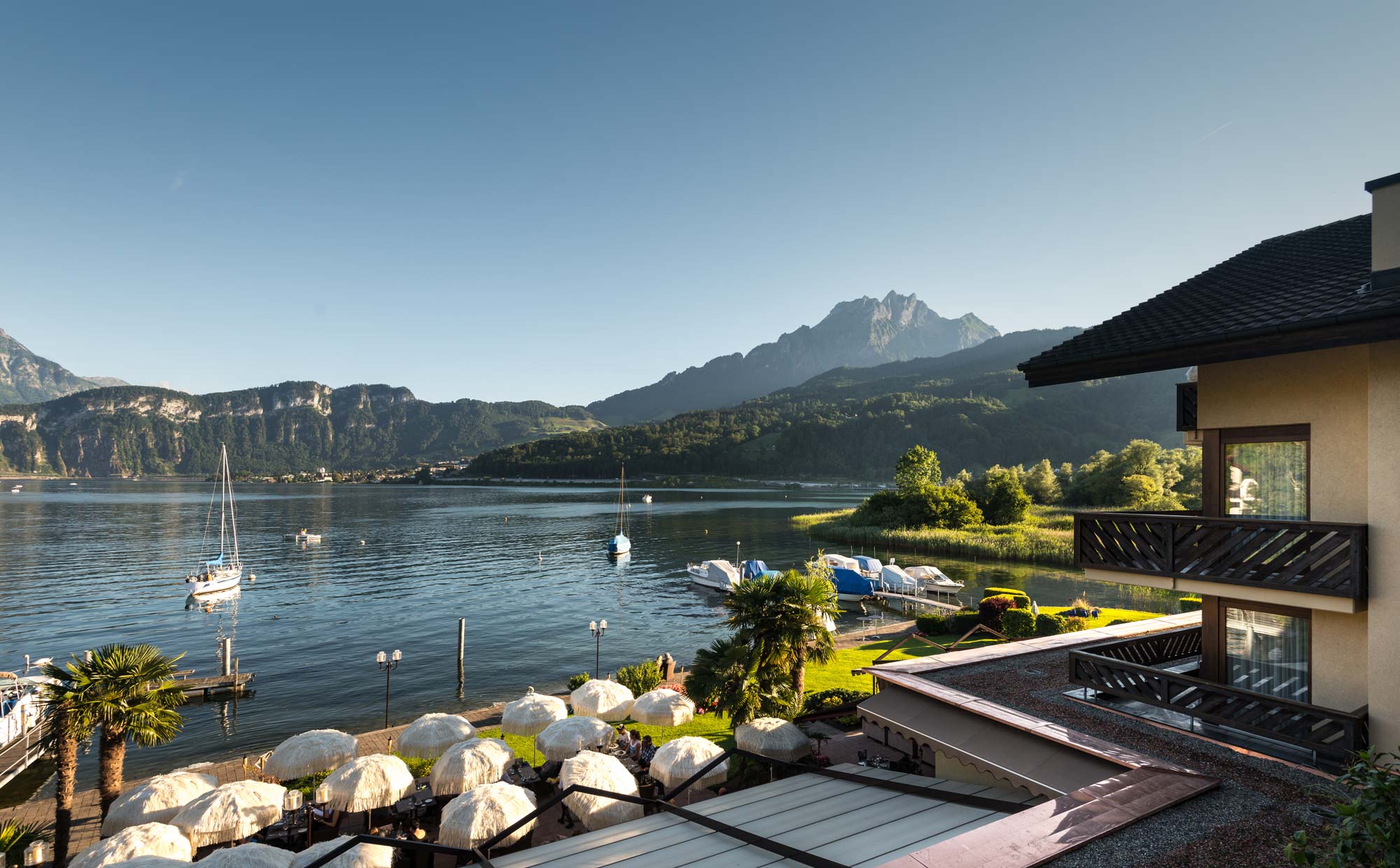 Unser Haus liegt direkt am See