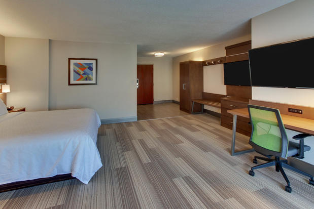 Images Holiday Inn Express & Suites Atlanta N-Perimeter Mall Area by IHG