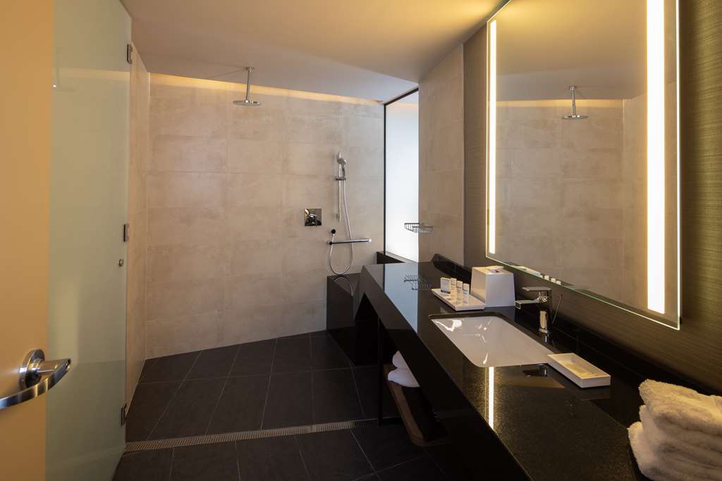 Guest room bath Hilton Garden Inn Lima Miraflores Lima (01) 5104000