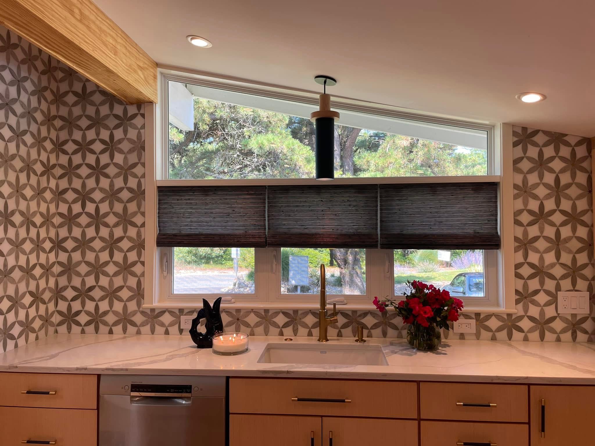 Bring natural warmth to your kitchen with elegant woven wood shades! ☀️✨ #CozyKitchen #NaturalStyle