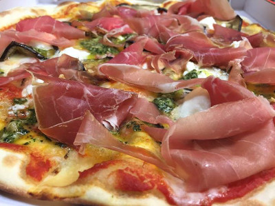 Images Pizzeria La Castellana